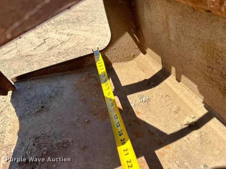 image for item DO1028 Skid steer grapple bucket