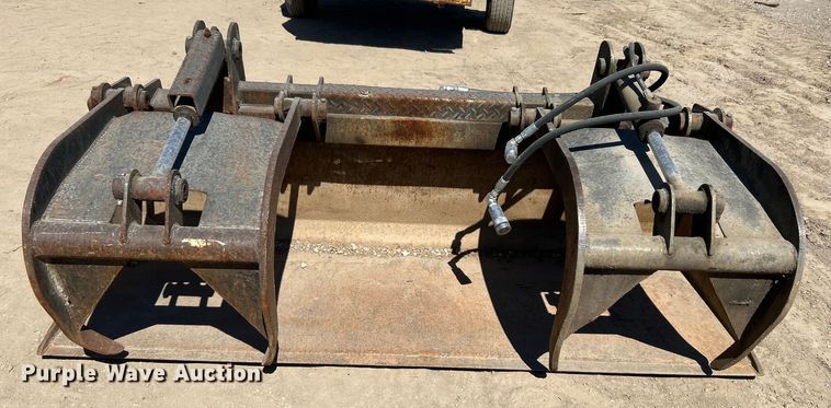 image for item DO1029 Skid steer grapple bucket
