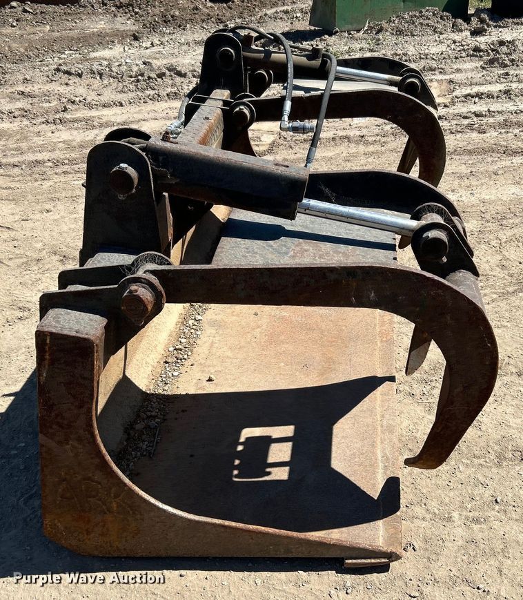 image for item DO1029 Skid steer grapple bucket