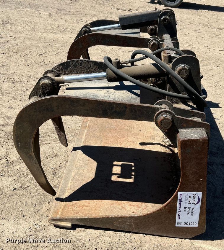 image for item DO1029 Skid steer grapple bucket
