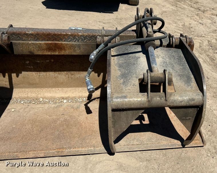 image for item DO1029 Skid steer grapple bucket