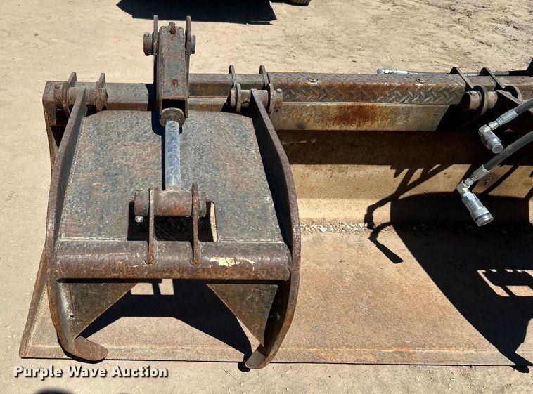 image for item DO1029 Skid steer grapple bucket