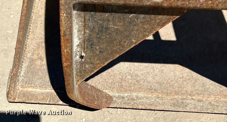 image for item DO1029 Skid steer grapple bucket