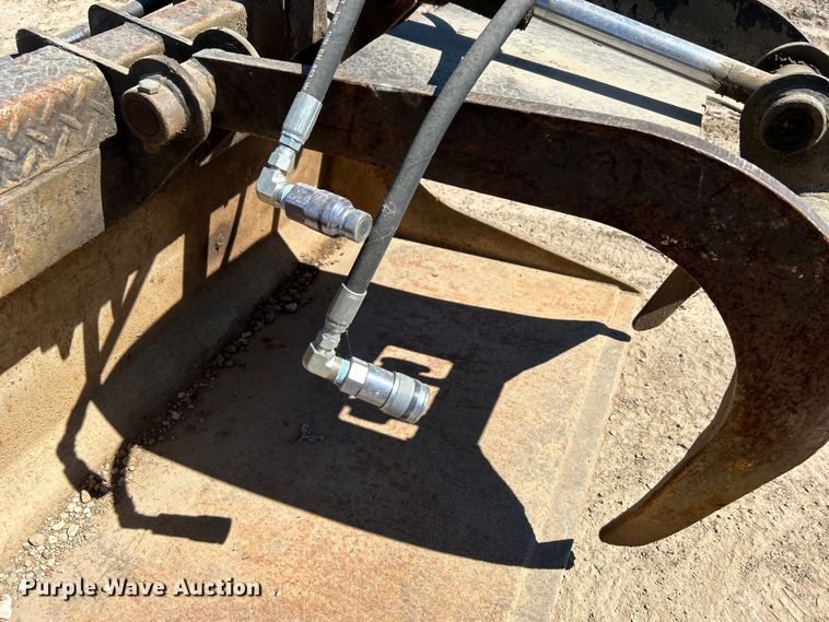 image for item DO1029 Skid steer grapple bucket