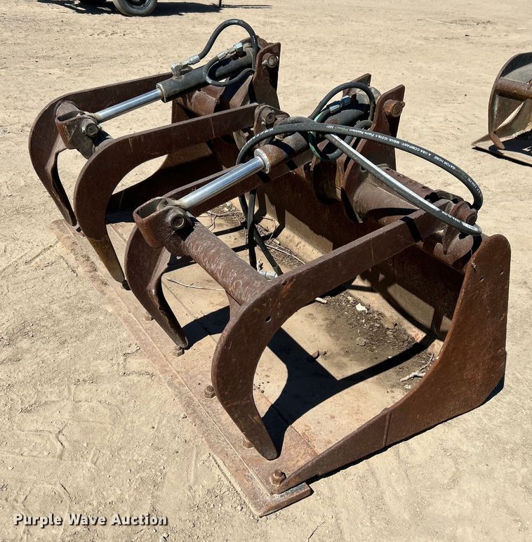image for item DO1030 Skid steer grapple bucket