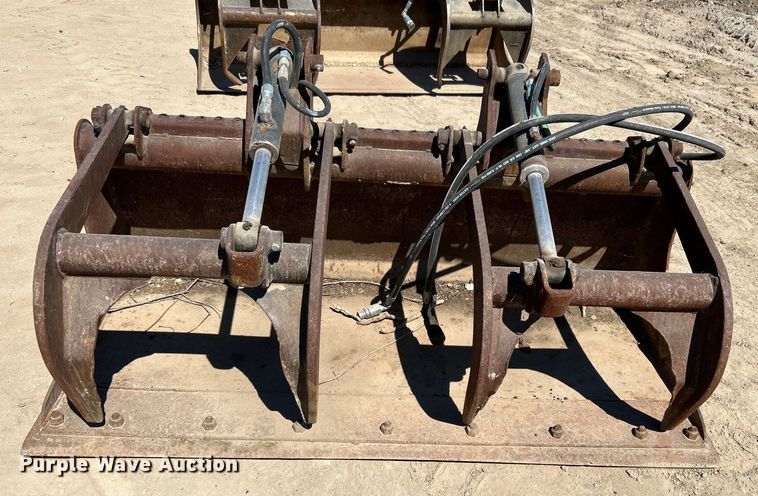 image for item DO1030 Skid steer grapple bucket