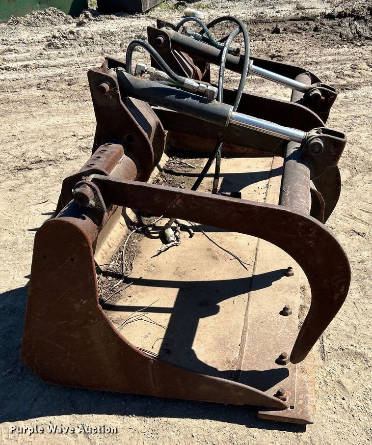 image for item DO1030 Skid steer grapple bucket