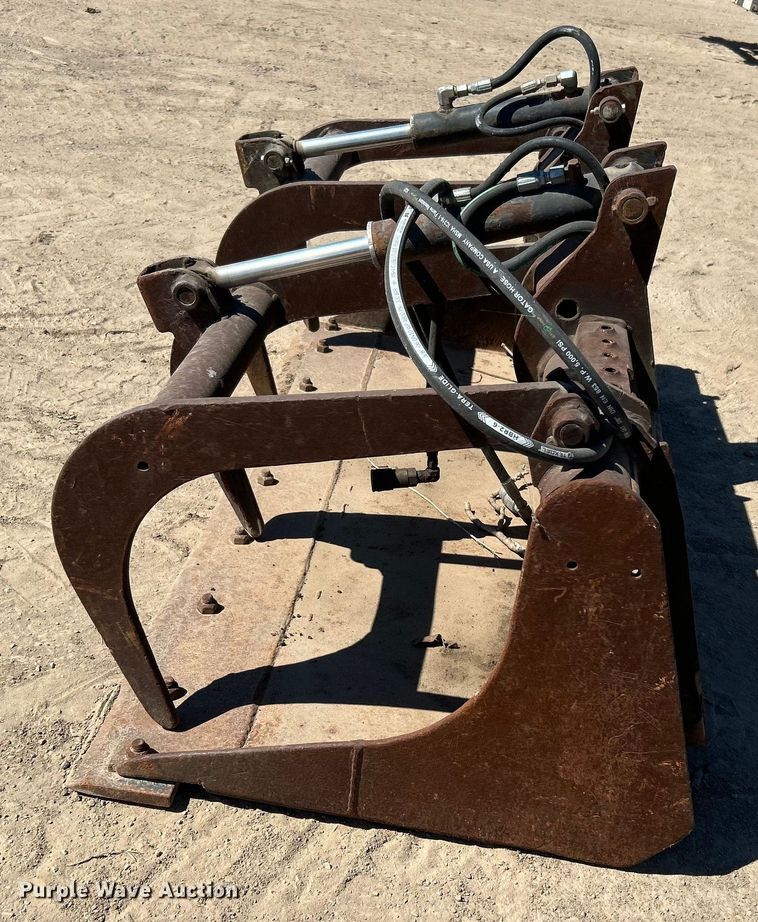 image for item DO1030 Skid steer grapple bucket