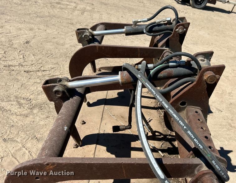 image for item DO1030 Skid steer grapple bucket