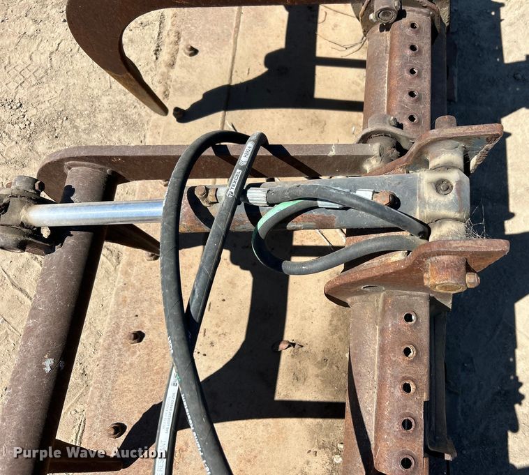 image for item DO1030 Skid steer grapple bucket