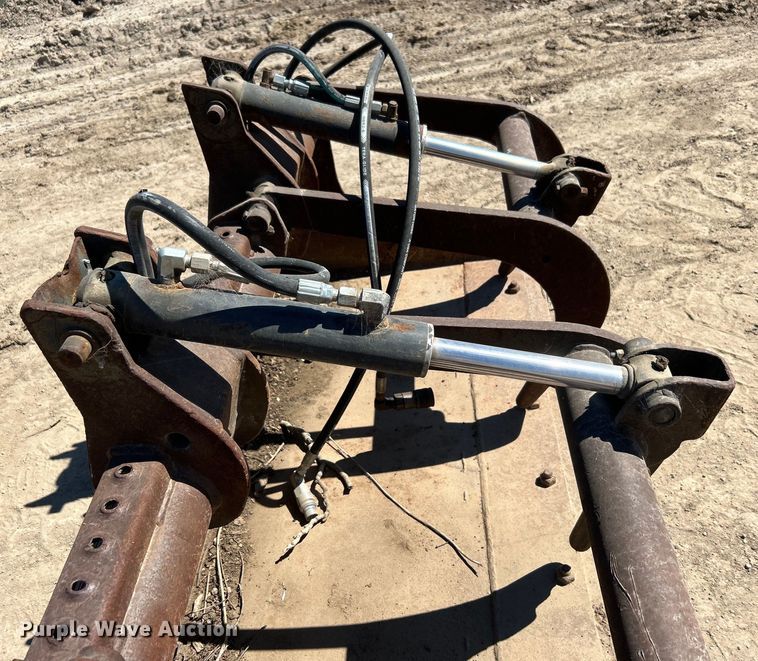 image for item DO1030 Skid steer grapple bucket