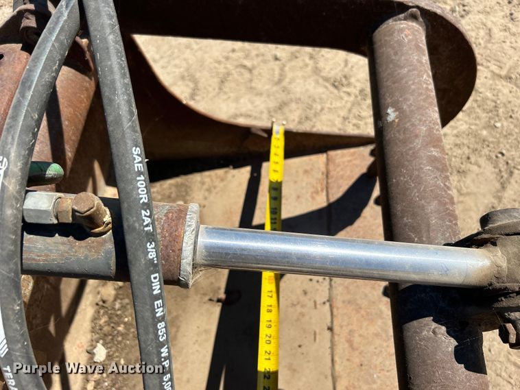 image for item DO1030 Skid steer grapple bucket