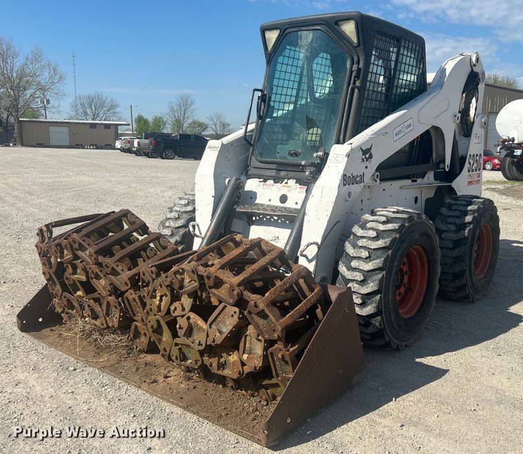 image for item DO1045 2004 Bobcat S250 skid steer loader