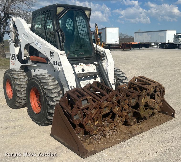 image for item DO1045 2004 Bobcat S250 skid steer loader