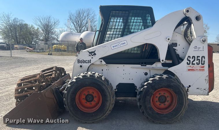 image for item DO1045 2004 Bobcat S250 skid steer loader