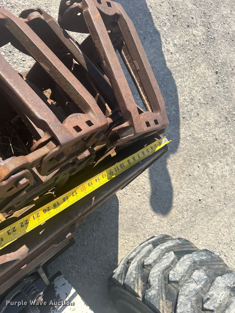 image for item DO1045 2004 Bobcat S250 skid steer loader