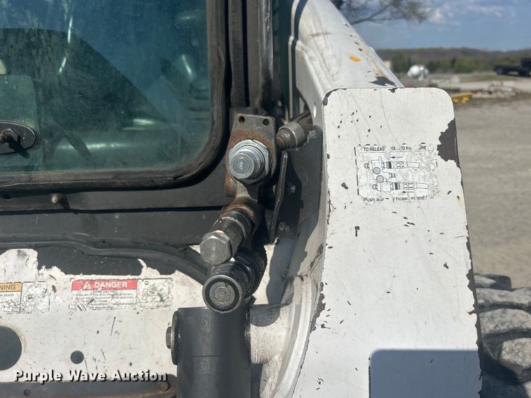 image for item DO1045 2004 Bobcat S250 skid steer loader