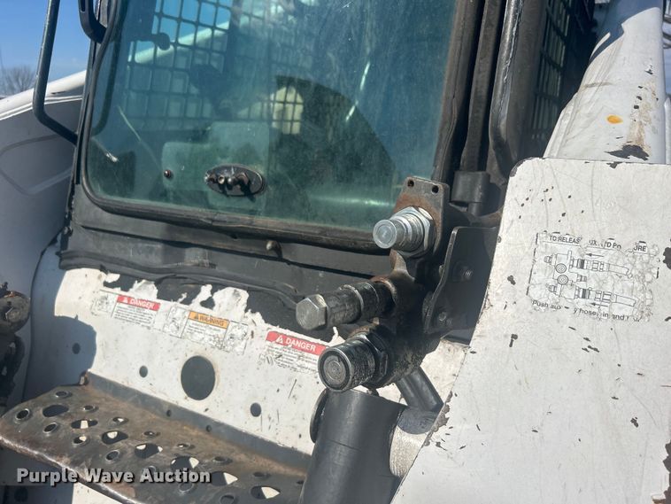 image for item DO1045 2004 Bobcat S250 skid steer loader