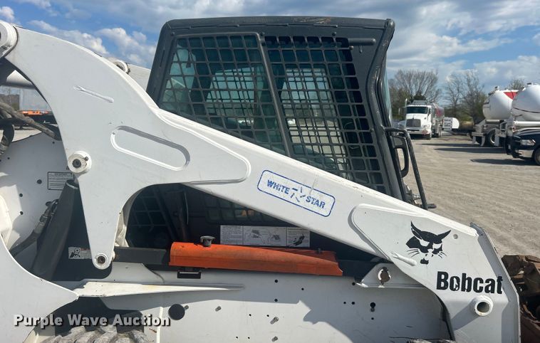 image for item DO1045 2004 Bobcat S250 skid steer loader