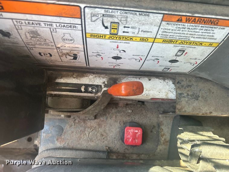 image for item DO1045 2004 Bobcat S250 skid steer loader