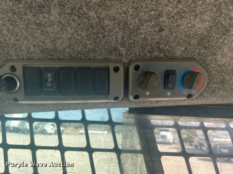 image for item DO1045 2004 Bobcat S250 skid steer loader