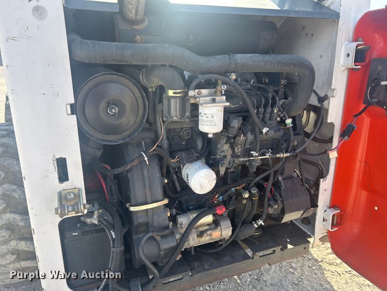 image for item DO1045 2004 Bobcat S250 skid steer loader