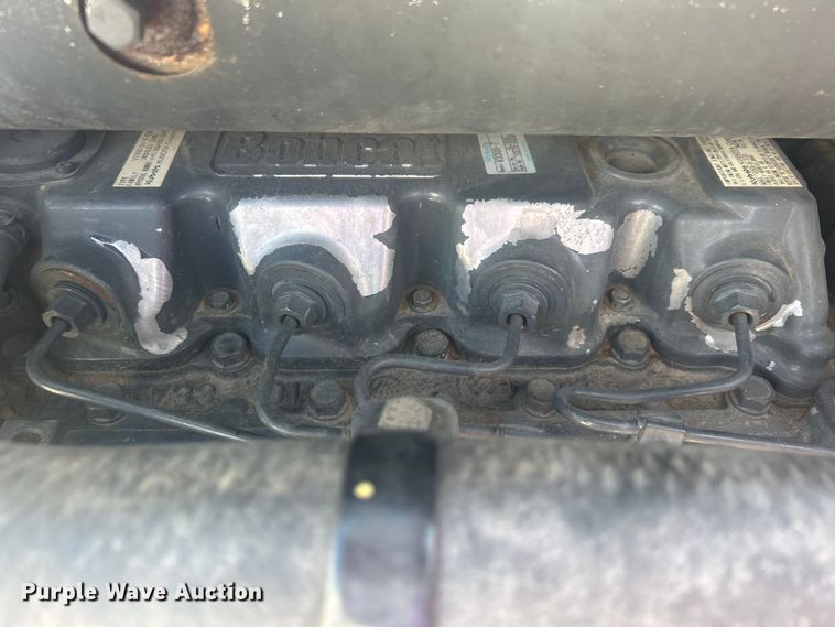 image for item DO1045 2004 Bobcat S250 skid steer loader