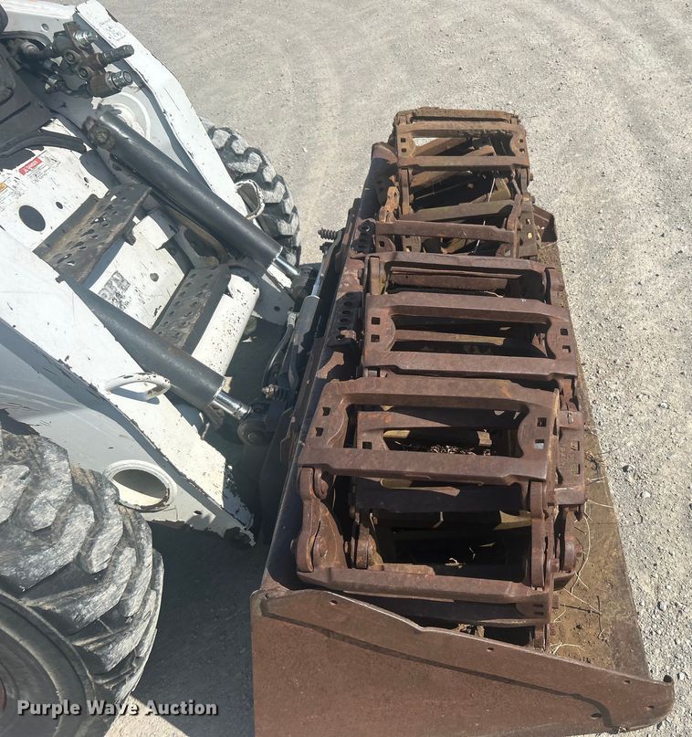 image for item DO1045 2004 Bobcat S250 skid steer loader