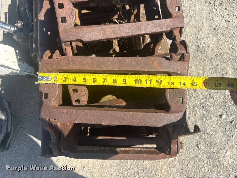 image for item DO1045 2004 Bobcat S250 skid steer loader