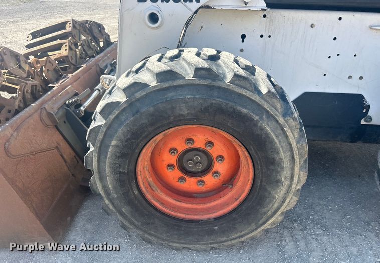image for item DO1045 2004 Bobcat S250 skid steer loader