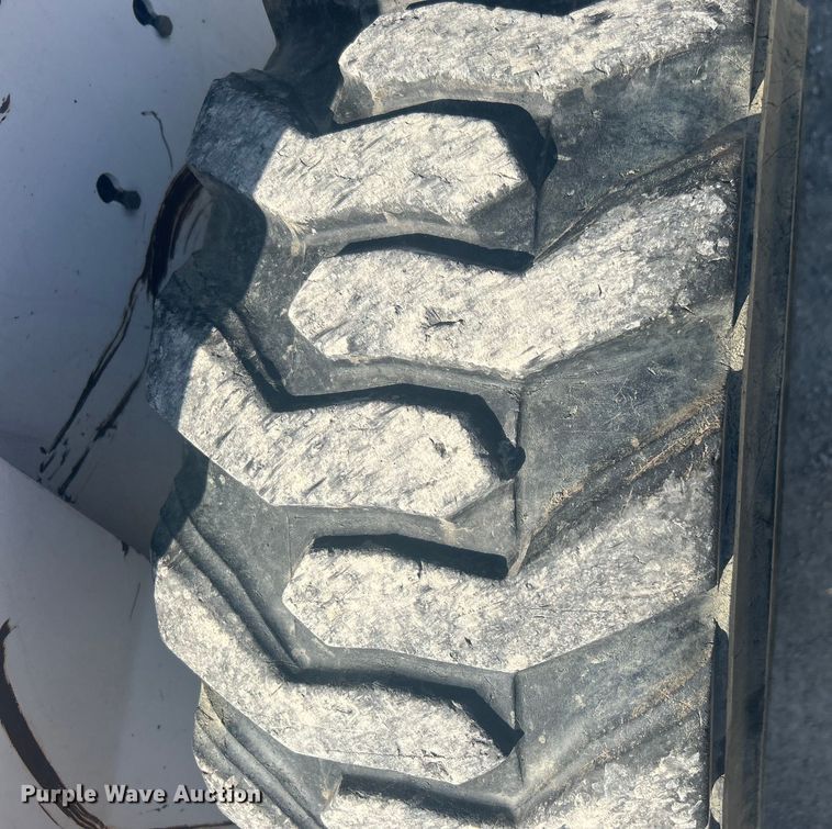 image for item DO1045 2004 Bobcat S250 skid steer loader