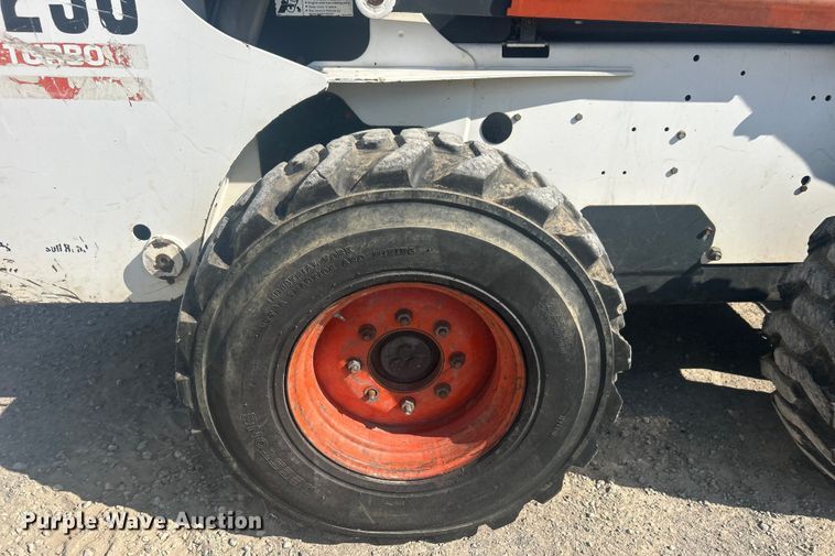 image for item DO1045 2004 Bobcat S250 skid steer loader