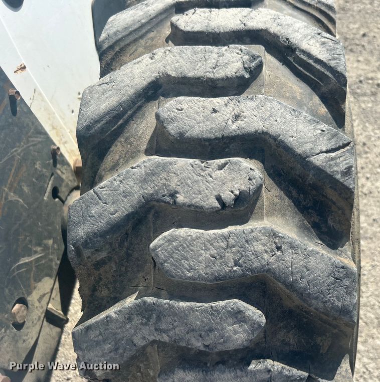 image for item DO1045 2004 Bobcat S250 skid steer loader