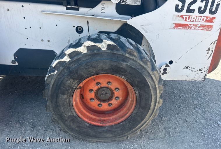 image for item DO1045 2004 Bobcat S250 skid steer loader