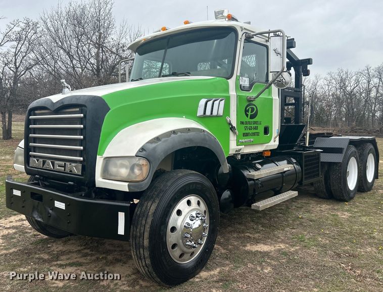 image for item DO1047 2007 Mack CTP713 semi truck