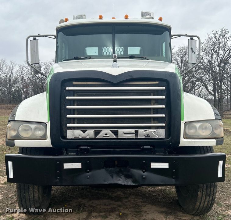 image for item DO1047 2007 Mack CTP713 semi truck