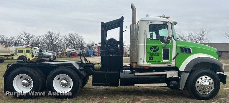 image for item DO1047 2007 Mack CTP713 semi truck