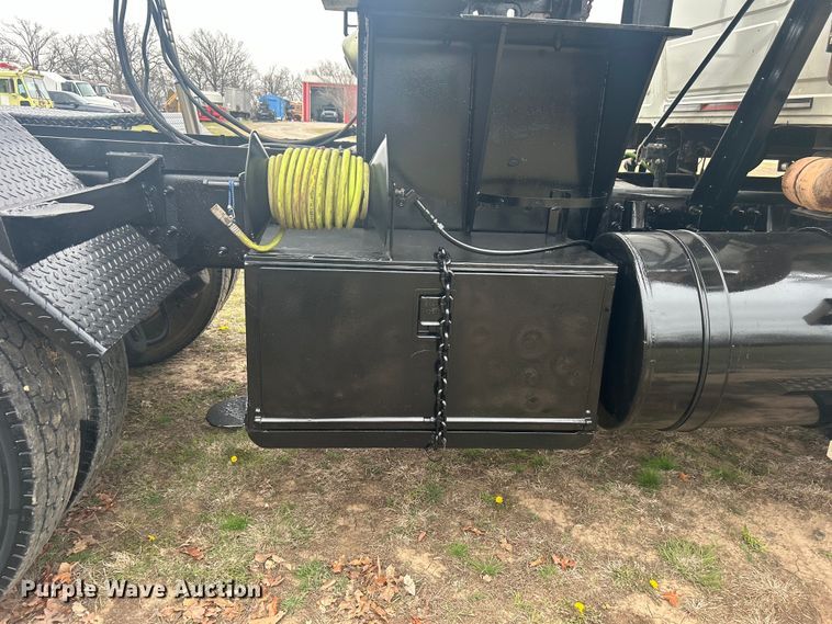 image for item DO1047 2007 Mack CTP713 semi truck