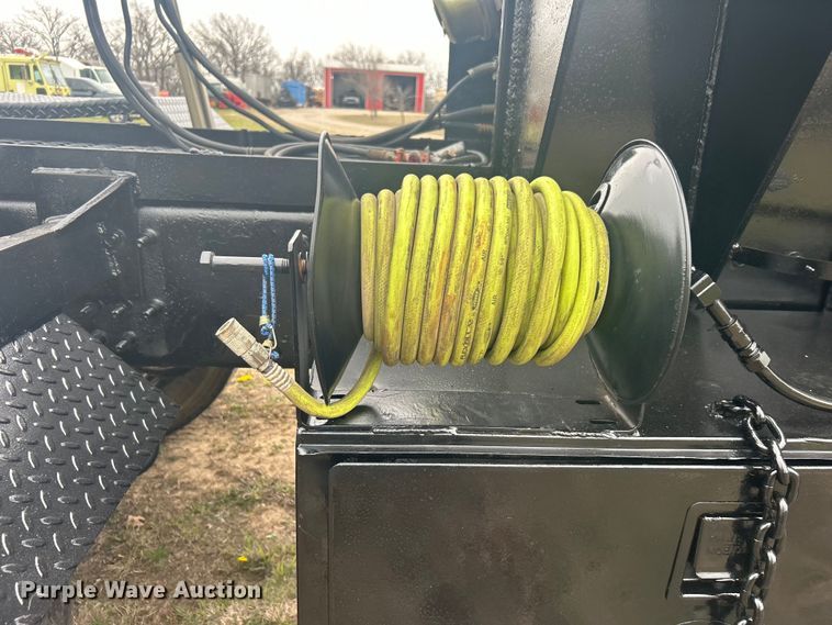 image for item DO1047 2007 Mack CTP713 semi truck