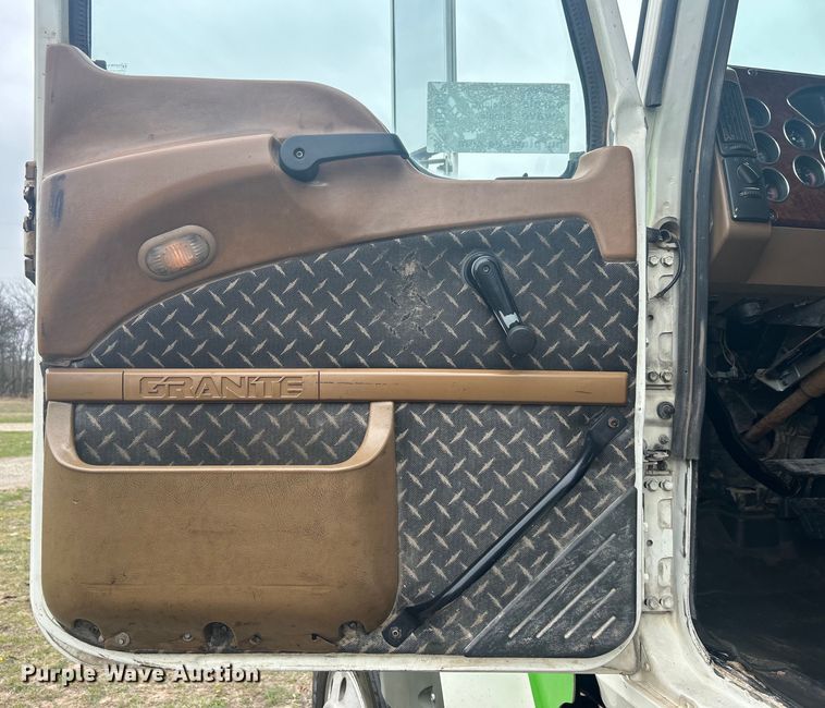 image for item DO1047 2007 Mack CTP713 semi truck