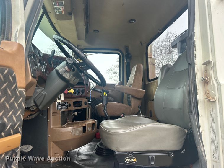 image for item DO1047 2007 Mack CTP713 semi truck