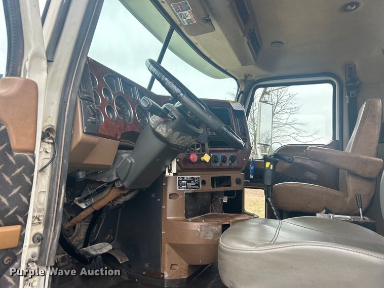 image for item DO1047 2007 Mack CTP713 semi truck