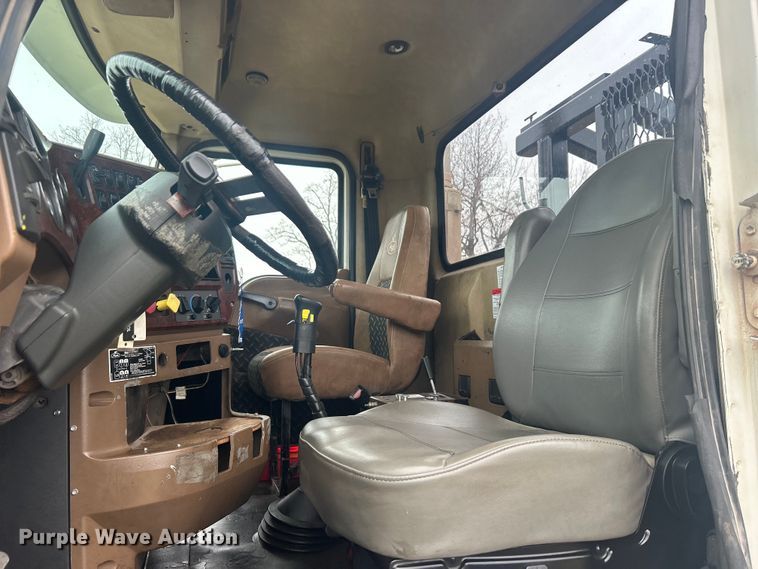 image for item DO1047 2007 Mack CTP713 semi truck