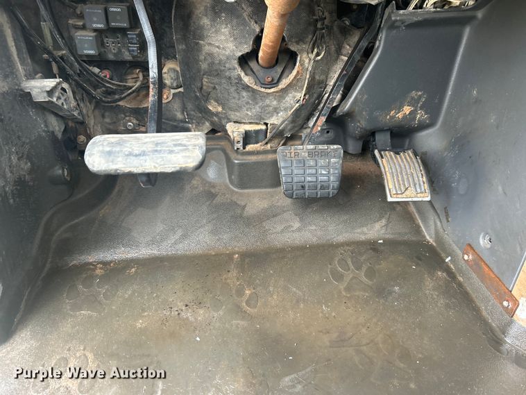 image for item DO1047 2007 Mack CTP713 semi truck