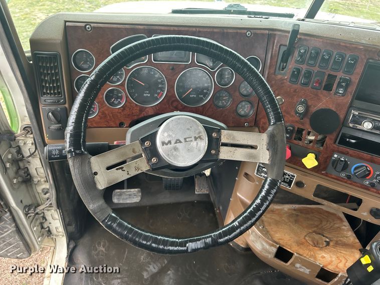 image for item DO1047 2007 Mack CTP713 semi truck