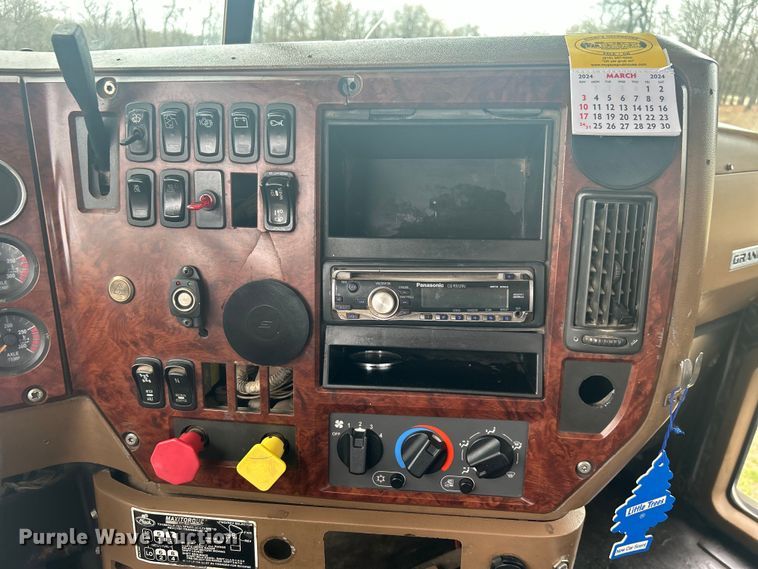 image for item DO1047 2007 Mack CTP713 semi truck