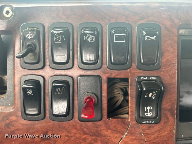 image for item DO1047 2007 Mack CTP713 semi truck