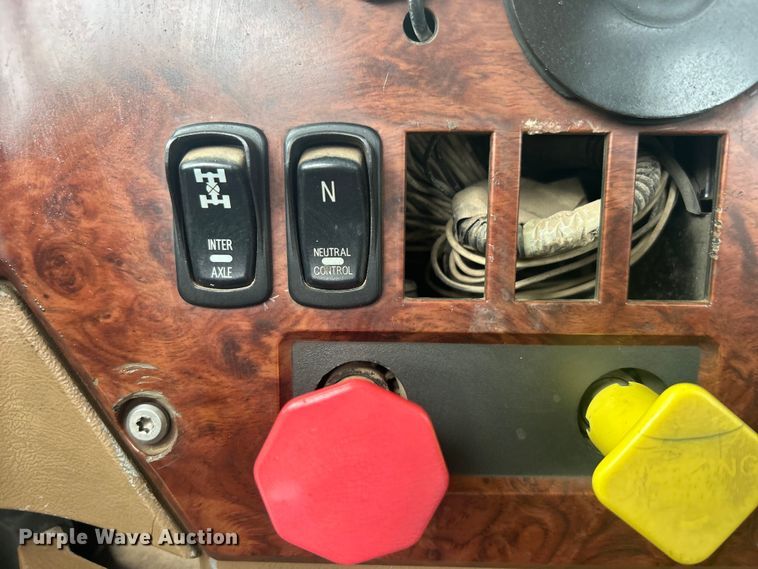 image for item DO1047 2007 Mack CTP713 semi truck