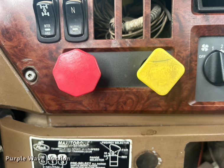 image for item DO1047 2007 Mack CTP713 semi truck