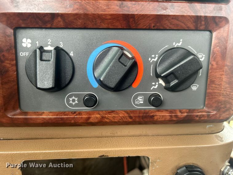 image for item DO1047 2007 Mack CTP713 semi truck